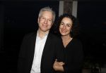 Amsterdam 10 januari 2018
Boekpresentatie Antoinette Beumer. Antoinette reikt het boek uit aan Femke Halsema. Femke Halsema met partner Robert Oey