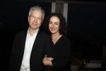 Amsterdam 10 januari 2018
Boekpresentatie Antoinette Beumer. Antoinette reikt het boek uit aan Femke Halsema. Femke Halsema met partner Robert Oey