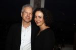 Amsterdam 10 januari 2018
Boekpresentatie Antoinette Beumer. Antoinette reikt het boek uit aan Femke Halsema. Femke Halsema met partner Robert Oey