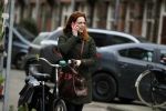 Amsterdam 29 januari 2019
Luizenmoeder actrice ilse Warringa op de fiets in Amsterdam.