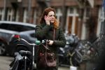 Amsterdam 29 januari 2019
Luizenmoeder actrice ilse Warringa op de fiets in Amsterdam.