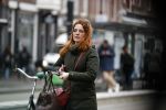 Amsterdam 29 januari 2019
Luizenmoeder actrice ilse Warringa op de fiets in Amsterdam.