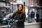 Amsterdam 29 januari 2019
Luizenmoeder actrice ilse Warringa op de fiets in Amsterdam.