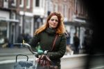 Amsterdam 29 januari 2019
Luizenmoeder actrice ilse Warringa op de fiets in Amsterdam.