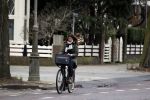 Amsterdam 5 januari 2018
Isa Hoes met mobieltje op de fiets