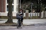 Amsterdam 5 januari 2018
Isa Hoes met mobieltje op de fiets