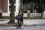 Amsterdam 5 januari 2018
Isa Hoes met mobieltje op de fiets