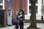 Amsterdam 5 januari 2018
Isa Hoes met mobieltje op de fiets