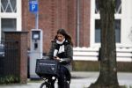 Amsterdam 5 januari 2018
Isa Hoes met mobieltje op de fiets