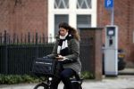 Amsterdam 5 januari 2018
Isa Hoes met mobieltje op de fiets