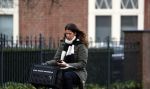 Amsterdam 5 januari 2018
Isa Hoes met mobieltje op de fiets