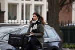 Amsterdam 5 januari 2018
Isa Hoes met mobieltje op de fiets