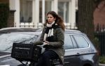Amsterdam 5 januari 2018
Isa Hoes met mobieltje op de fiets