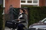 Amsterdam 5 januari 2018
Isa Hoes met mobieltje op de fiets