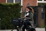 Amsterdam 5 januari 2018
Isa Hoes met mobieltje op de fiets