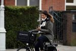 Amsterdam 5 januari 2018
Isa Hoes met mobieltje op de fiets