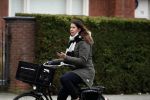 Amsterdam 5 januari 2018
Isa Hoes met mobieltje op de fiets