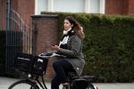 Amsterdam 5 januari 2018
Isa Hoes met mobieltje op de fiets