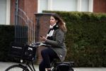 Amsterdam 5 januari 2018
Isa Hoes met mobieltje op de fiets