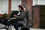 Amsterdam 5 januari 2018
Isa Hoes met mobieltje op de fiets