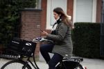 Amsterdam 5 januari 2018
Isa Hoes met mobieltje op de fiets