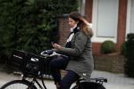 Amsterdam 5 januari 2018
Isa Hoes met mobieltje op de fiets