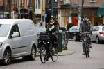 Amsterdam 5 januari 2018
Isa Hoes met mobieltje op de fiets