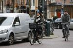 Amsterdam 5 januari 2018
Isa Hoes met mobieltje op de fiets