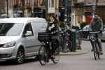 Amsterdam 5 januari 2018
Isa Hoes met mobieltje op de fiets