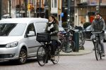 Amsterdam 5 januari 2018
Isa Hoes met mobieltje op de fiets