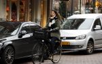Amsterdam 5 januari 2018
Isa Hoes met mobieltje op de fiets