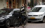 Amsterdam 5 januari 2018
Isa Hoes met mobieltje op de fiets