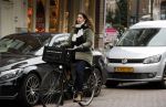 Amsterdam 5 januari 2018
Isa Hoes met mobieltje op de fiets
