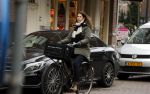 Amsterdam 5 januari 2018
Isa Hoes met mobieltje op de fiets