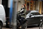 Amsterdam 5 januari 2018
Isa Hoes met mobieltje op de fiets