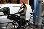Amsterdam 5 januari 2018
Isa Hoes met mobieltje op de fiets