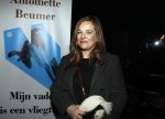 Amsterdam 10 januari 2018
Boekpresentatie Antoinette Beumer. Antoinette reikt het boek uit aan Femke Halsema. Lies Visschedijk