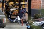 Amsterdam 4 januari 2018
Linda v Dijck doet boodschappen op de cornelis schuytstraat