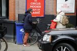 Amsterdam 4 januari 2018
Linda v Dijck doet boodschappen op de cornelis schuytstraat