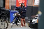 Amsterdam 4 januari 2018
Linda v Dijck doet boodschappen op de cornelis schuytstraat