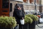 Amsterdam 27 januari 2018 
Martijn Krabbe en zijn vriendin Noi Pakon verlaten het conservatorium Hotel op Martijn zijn vespa scooter