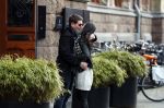 Amsterdam 27 januari 2018 
Martijn Krabbe en zijn vriendin Noi Pakon verlaten het conservatorium Hotel op Martijn zijn vespa scooter