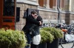 Amsterdam 27 januari 2018 
Martijn Krabbe en zijn vriendin Noi Pakon verlaten het conservatorium Hotel op Martijn zijn vespa scooter