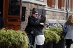 Amsterdam 27 januari 2018 
Martijn Krabbe en zijn vriendin Noi Pakon verlaten het conservatorium Hotel op Martijn zijn vespa scooter