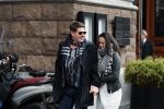 Amsterdam 27 januari 2018 
Martijn Krabbe en zijn vriendin Noi Pakon verlaten het conservatorium Hotel op Martijn zijn vespa scooter