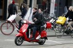 Amsterdam 27 januari 2018 
Martijn Krabbe en zijn vriendin Noi Pakon verlaten het conservatorium Hotel op Martijn zijn vespa scooter
