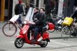 Amsterdam 27 januari 2018 
Martijn Krabbe en zijn vriendin Noi Pakon verlaten het conservatorium Hotel op Martijn zijn vespa scooter
