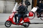 Amsterdam 27 januari 2018 
Martijn Krabbe en zijn vriendin Noi Pakon verlaten het conservatorium Hotel op Martijn zijn vespa scooter