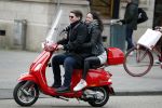 Amsterdam 27 januari 2018 
Martijn Krabbe en zijn vriendin Noi Pakon verlaten het conservatorium Hotel op Martijn zijn vespa scooter