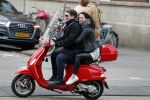 Amsterdam 27 januari 2018 
Martijn Krabbe en zijn vriendin Noi Pakon verlaten het conservatorium Hotel op Martijn zijn vespa scooter
